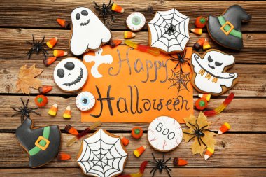 Kahverengi ahşap ta metin Mutlu Cadılar Bayramı ile Gingerbread çerezleri