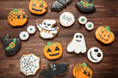 Cadılar Bayramı gingerbread çerezleri kahverengi ahşap tablo