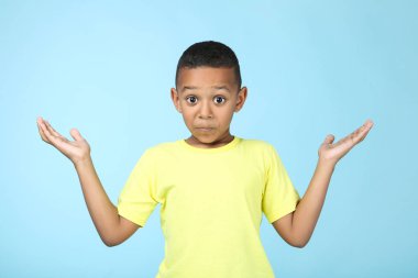 Mavi arka planda sevimli amerikan çocuk