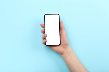 Mavi arka planda kadın elinde Smartphone