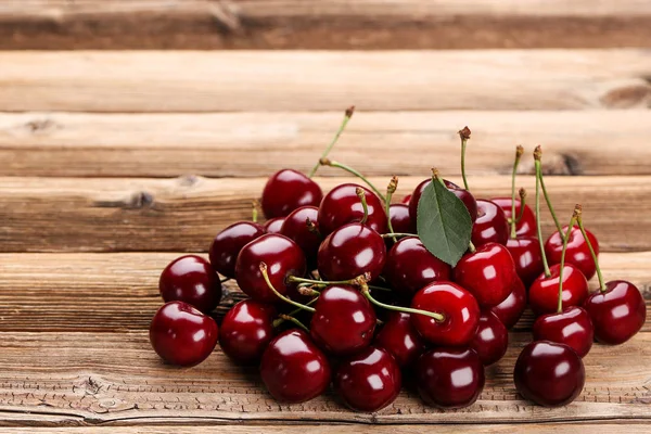 Cerises douces sur table en bois marron — Photo