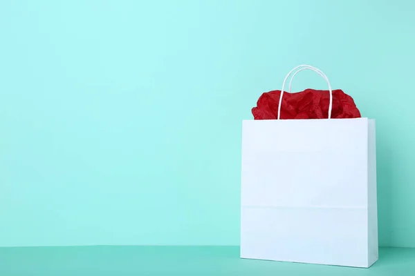 Bolsa de compras de papel sobre fondo de menta —  Fotos de Stock