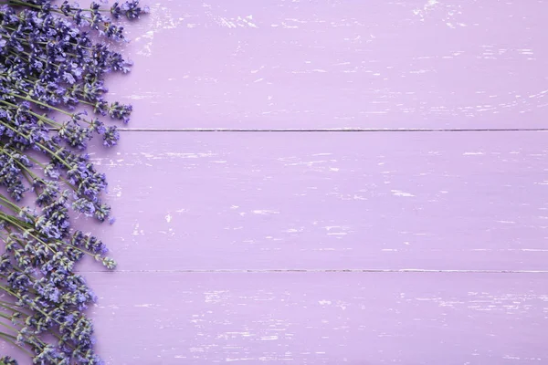 Квіти лаванди на фіолетовому дерев'яному столі — стокове фото
