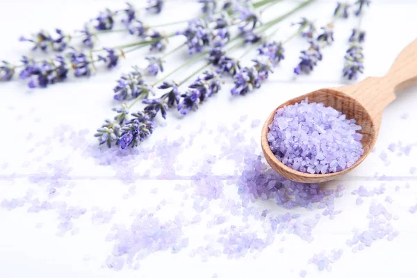 Flores de lavanda y sal de spa sobre mesa de madera blanca — Foto de Stock