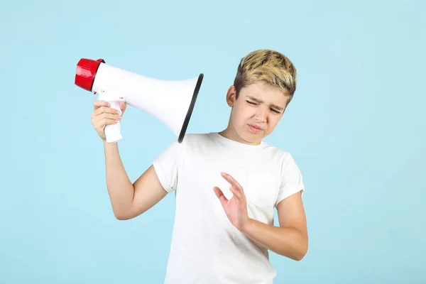 Menino com megafone no fundo azul — Fotografia de Stock