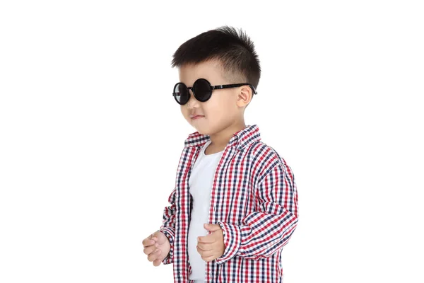 Όμορφο αγόρι σε ρούχα μόδας και γυαλιά ηλίου σε λευκό πίσω — Φωτογραφία Αρχείου
