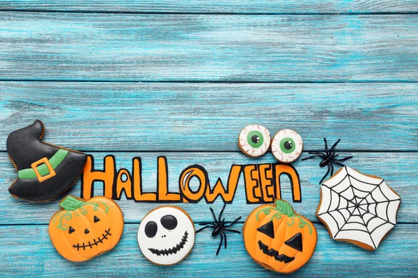 Peperkoek koekjes met tekst Halloween op blauwe houten tafel — Stockfoto