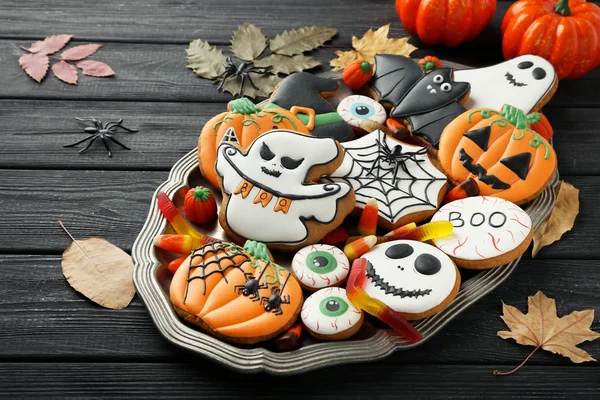 Şekerler ve ahşap kuru yapraklar ile Halloween gingerbread çerezleri — Stok fotoğraf