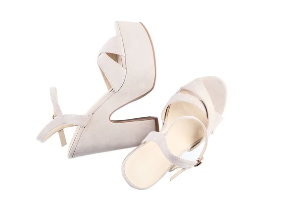 Zapatos de tacón alto beige aislados sobre fondo blanco — Foto de Stock