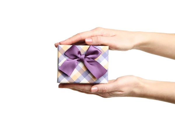 Руки женщины держат подарочную коробку на белом фоне — стоковое фото