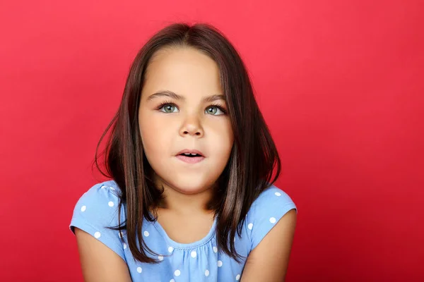 Menina bonita em vestido azul no fundo vermelho — Fotografia de Stock