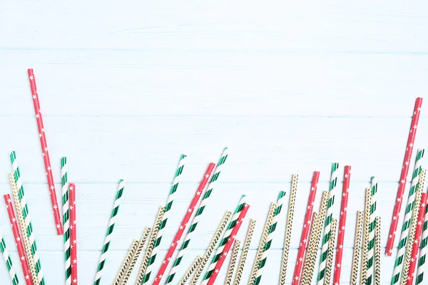 Palhas de papel coloridas na mesa de madeira branca — Fotografia de Stock