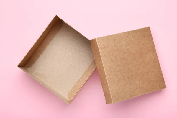 Caja de regalo marrón abierto sobre fondo rosa — Foto de Stock