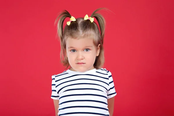 Menina bonito no fundo vermelho — Fotografia de Stock