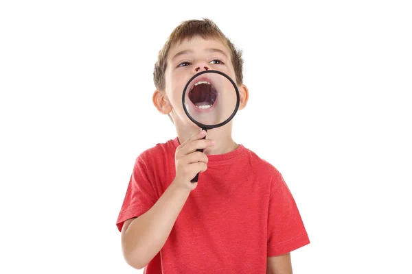 Niño pequeño con lupa sobre fondo blanco — Foto de Stock