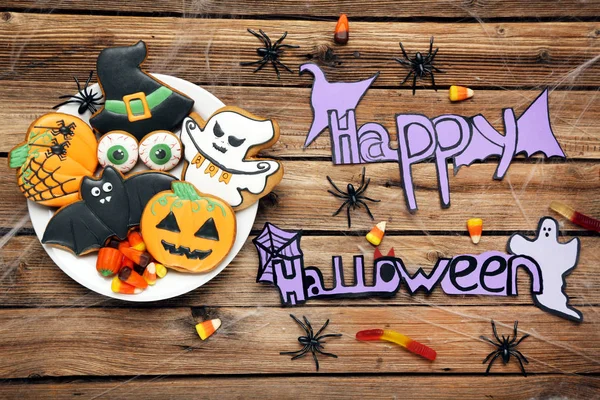 Peperkoek koekjes met tekst Happy Halloween op bruin houten ta — Stockfoto