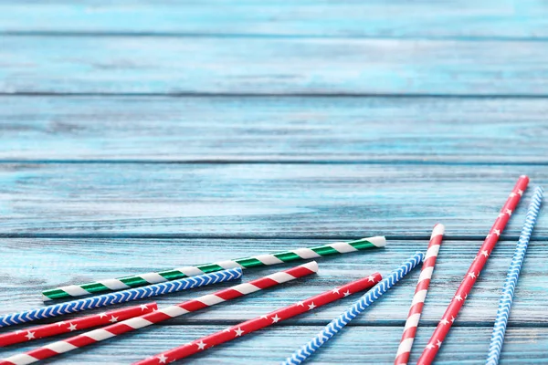 Pailles en papier coloré sur table en bois bleu — Photo