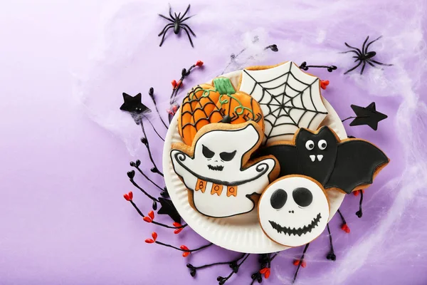 Halloween gingerbread cookies with spiders on purple background — Stock Photo, Image