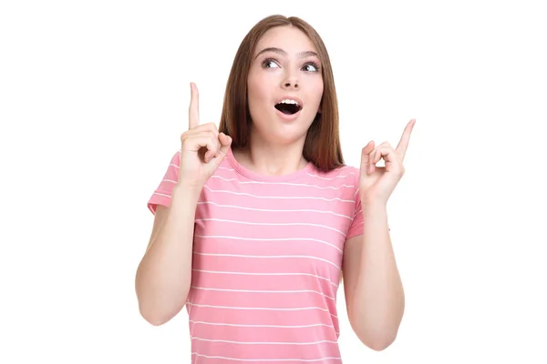 Beyaz arka plan üzerinde pembe t-shirt genç kadın — Stok fotoğraf
