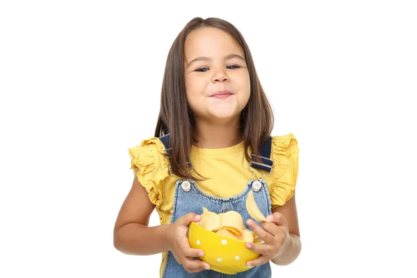 Hermosa niña con papas fritas en tazón sobre fondo blanco —  Fotos de Stock