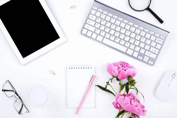 Tableta, teclado con flores de peonía, ratón, gafas y — Foto de Stock