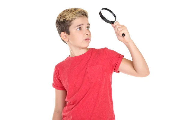 Jonge jongen met vergrootglas op witte achtergrond — Stockfoto