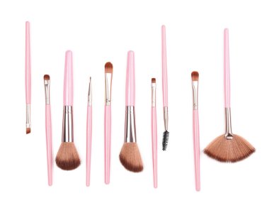 Beyaz arkaplanda pembe makyaj fırçaları izole