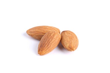 Beyaz arkaplanda izole edilmiş bademler