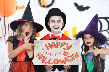 Genç iki kız ve erkek kostümleri metin Happ ile kağıt tutan