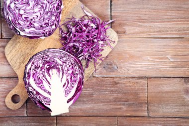 Kahverengi ahşap masa üzerinde taze kırmızı lahana