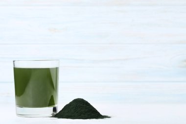 Ahşap masa üzerinde Spirulina içecek ve toz