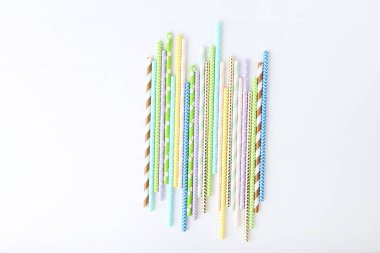 Beyaz arka planda renkli kağıt pipetler