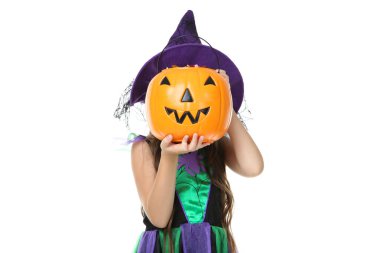 Beyaz kabak kova ile cadılar bayramı kostümü güzel kız