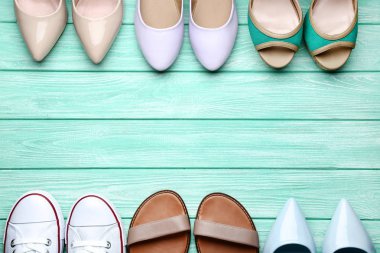 Naneli tahta masada farklı kadın ayakkabıları.