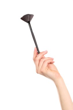Beyaz arka planda kadın elinde makyaj fırçası