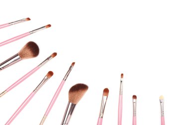 Beyaz arkaplanda pembe makyaj fırçaları izole
