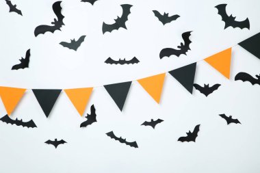 Beyaz arka planda kağıt halloween yarasalar ve bayraklar