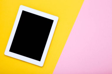 tablet bilgisayar renkli arka plan üzerinde