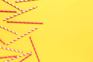Sarı arka plan üzerinde kağıt pipetler