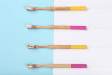 Renkli arka planda bambu diş fırçaları