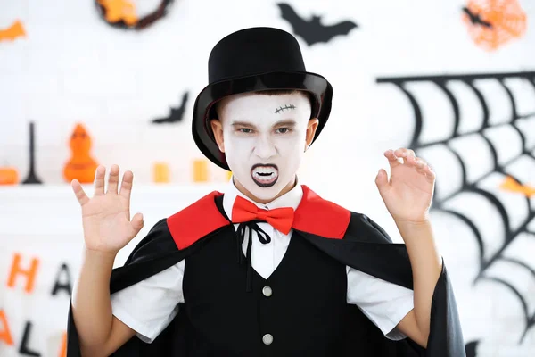 Niño en traje de halloween mostrando los dientes — Foto de Stock
