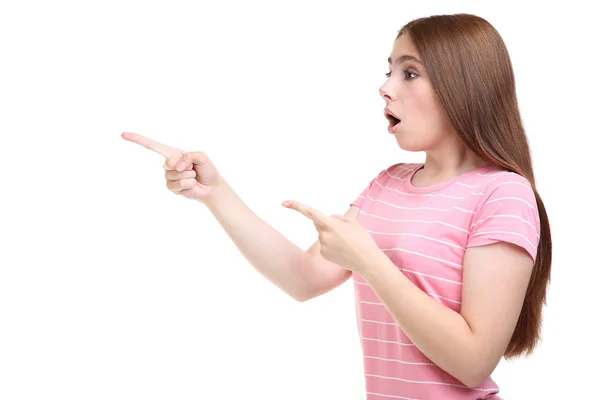 Mujer joven en camiseta rosa sobre fondo blanco — Foto de Stock