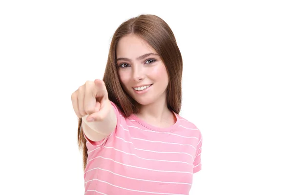 Jeune femme en t-shirt rose sur fond blanc — Photo