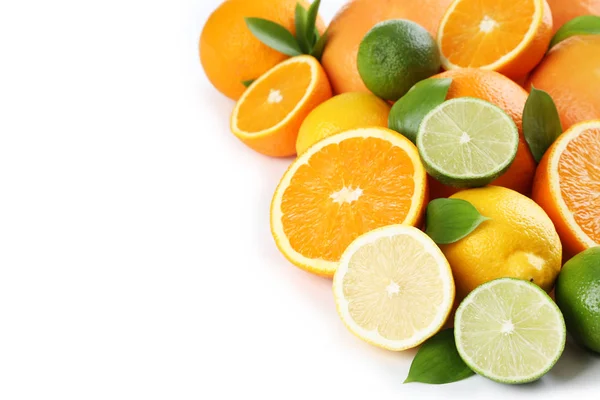 Citrusové plody se zelenými lístečky izolované na bílém pozadí — Stock fotografie