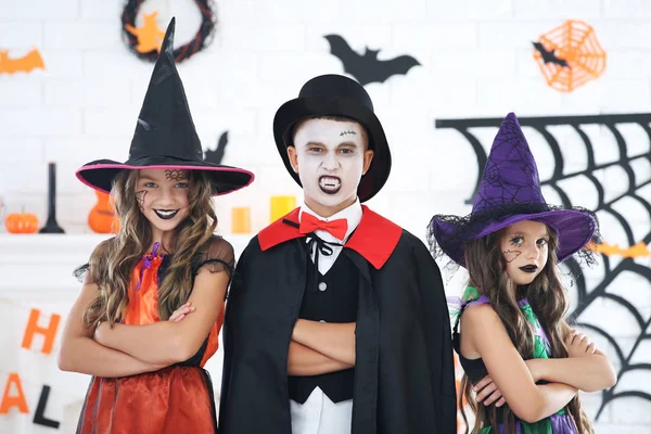 Giovani due ragazze e ragazzo in costumi di Halloween — Foto Stock