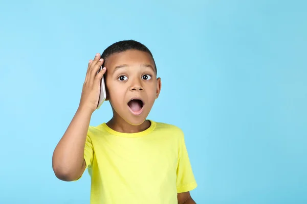 Lindo chico americano hablando en el teléfono móvil — Foto de Stock