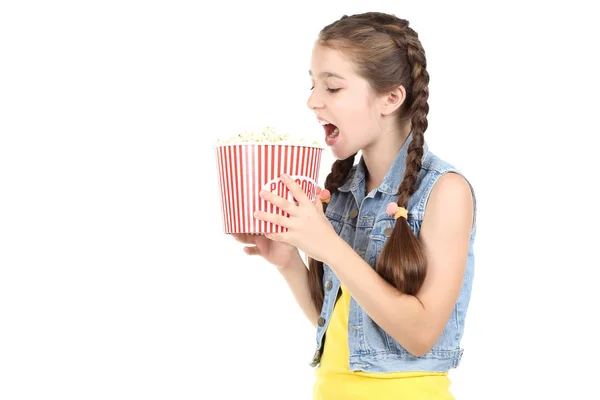 Gyönyörű fiatal lány gazdaság vödör Popcorn fehér háttérben — Stock Fotó