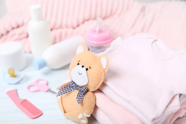 Vestiti piegati con peluche e forniture per bambini — Foto Stock