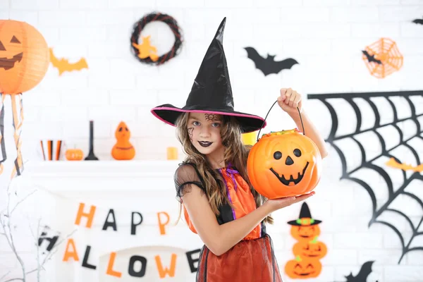 Menina bonita em traje de Halloween com balde de abóbora — Fotografia de Stock