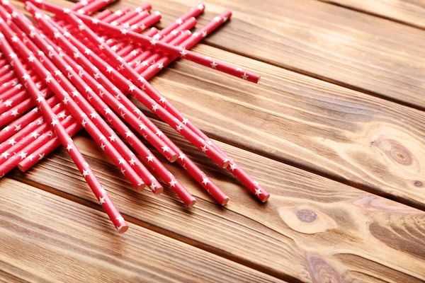 Palhas de papel vermelho na mesa de madeira marrom — Fotografia de Stock